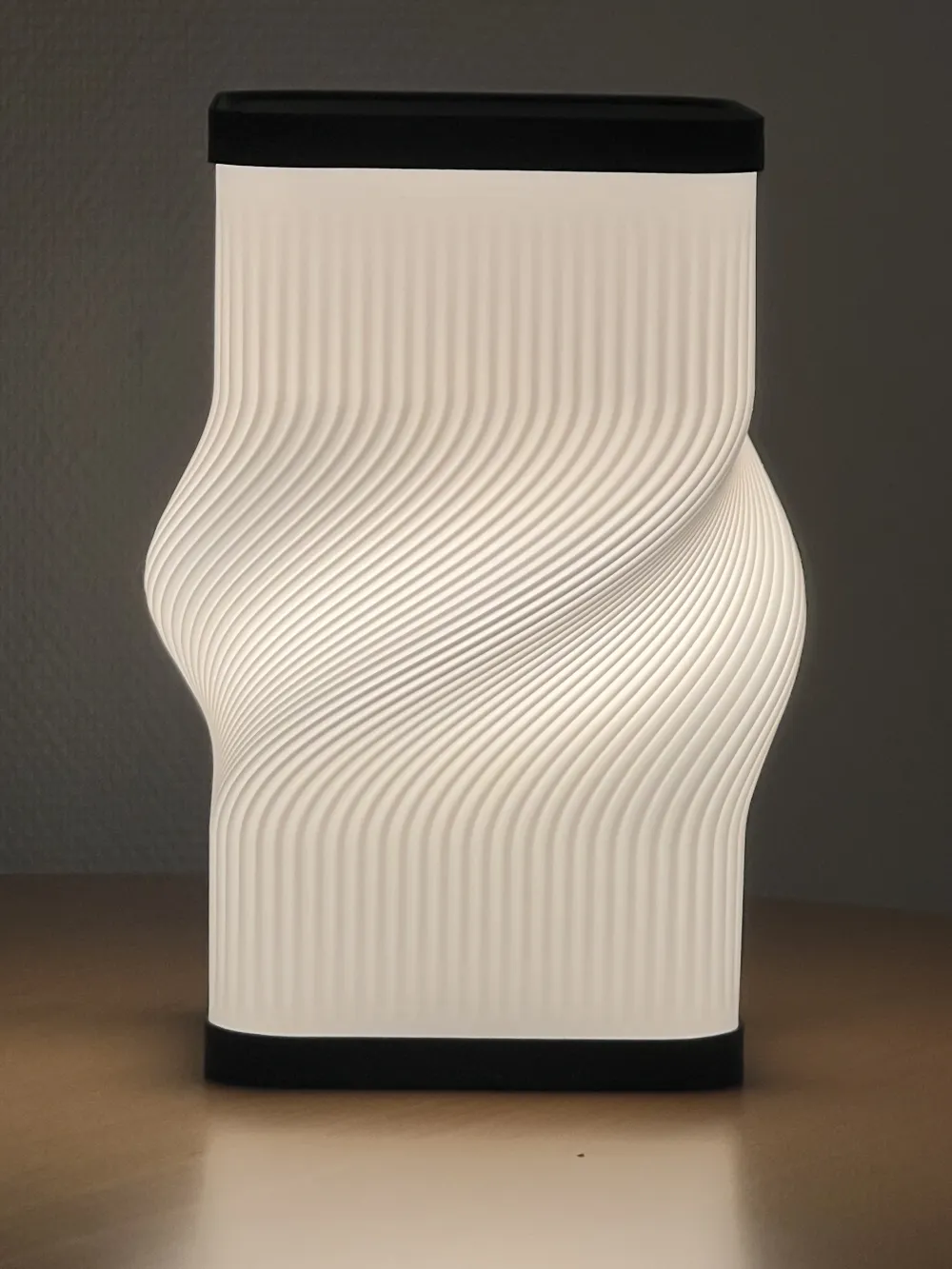 Torsion twist-lampe 3D-printet lampe med vridd skulpturell form